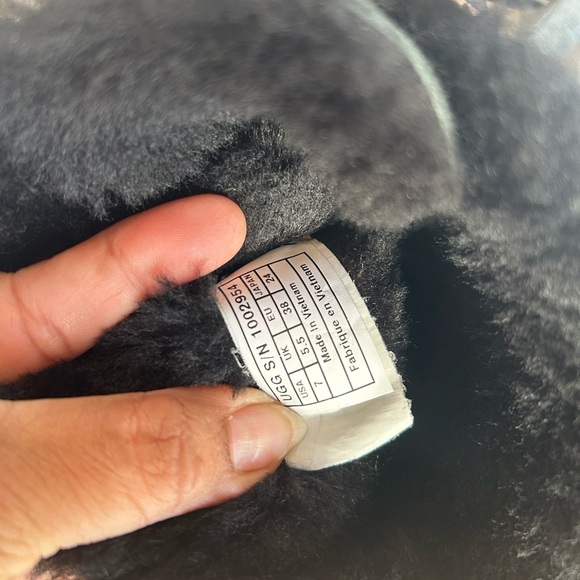 UGG Bailey Bow Uggs! Like new, bottoms show almost no wear. Great condition S/7 - Picture 7 of 7